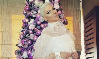 Jelena Karleuša gola kitila jelku(FOTO)