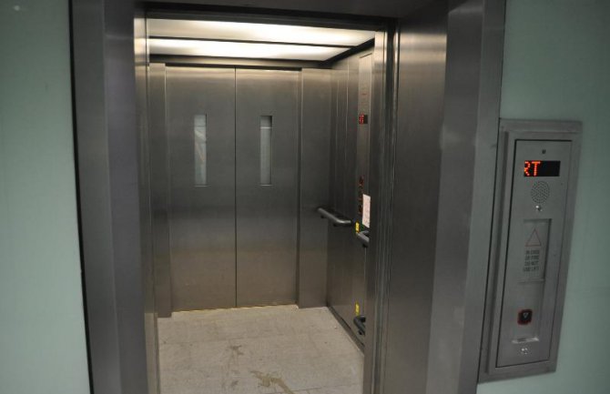 Mladić(25) izbavio ženu iz lifta, čestitao Novu godinu i preminuo