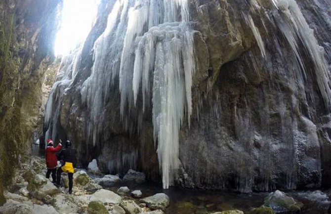EKSTREMNO I HRABRO: Nikšićani prošli kroz ledom okovani kanjon Nevidio