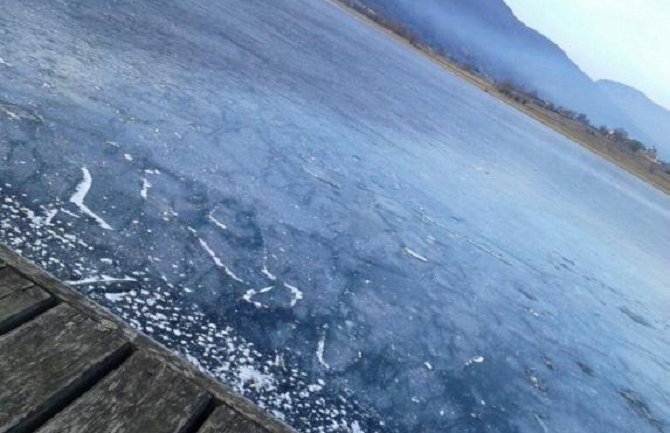 Plavljani napravili plažu na zaleđenom jezeru (Foto)