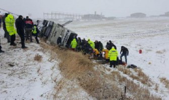 Autobus sletio sa zaleđene ceste: Poginulo pet, povrijeđeno više od 20 osoba