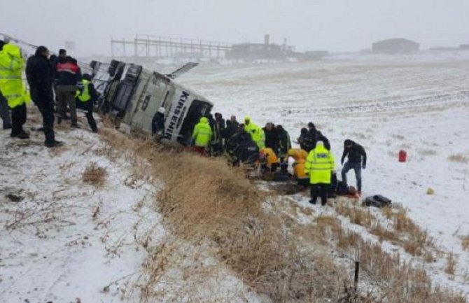 Autobus sletio sa zaleđene ceste: Poginulo pet, povrijeđeno više od 20 osoba