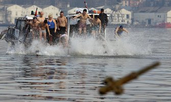 Pravoslavci u Turskoj tradicionalnim vađenjem krsta iz mora dočekuju Božić