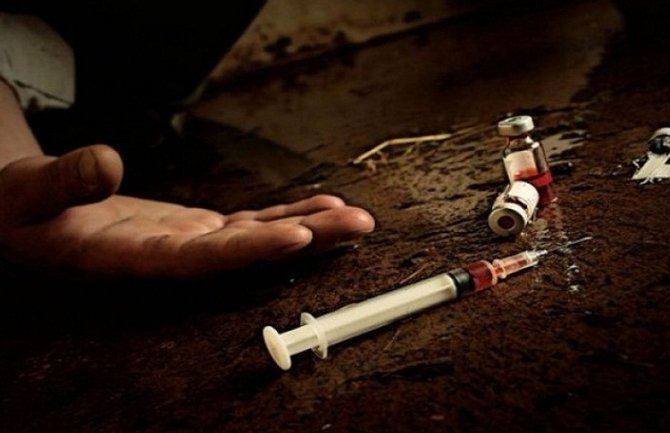  Uz njega pronađena poruka, novac i špric