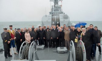 Sa patrolnog broda P-33 „Kotor“ položen vijenac za stradale pod Medovom