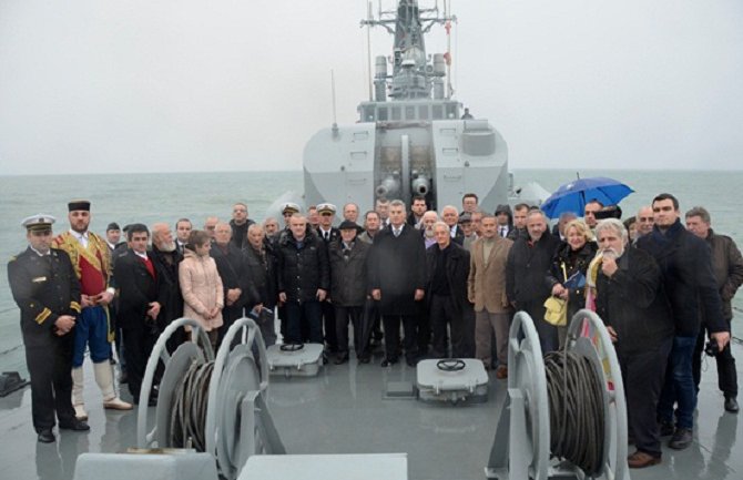 Sa patrolnog broda P-33 „Kotor“ položen vijenac za stradale pod Medovom