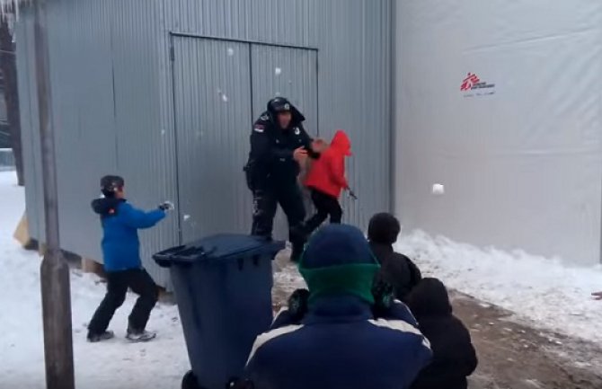 Ovako se srpski policajci grudvaju sa sirijskom djecom (VIDEO)