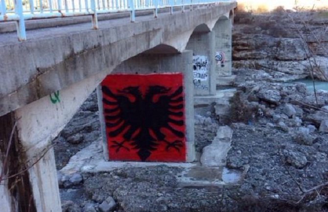 Grafit albanske zastave ponovo na mostu na Cijevni