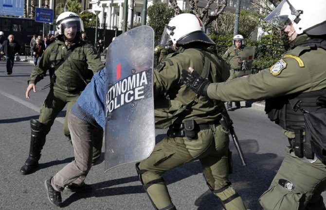 Sukobi demonstranata i policije u Atini zbog novih reformi