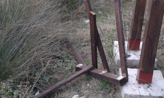 Nepoznati vandali demolirali osmatračnicu za ptice (Foto)