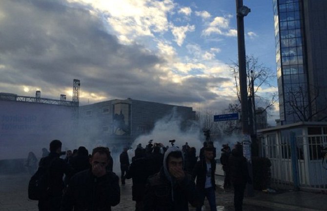 Priština: Kamenice, suzavac, zapaljeno i dvorište Vlade (Foto, Video)