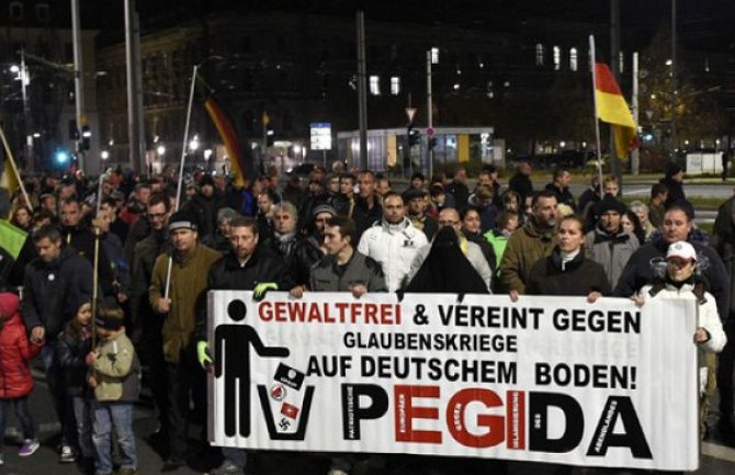 Protesti i sukobi u Kelnu, policija demonstrante rastjeruje vodenim topovima