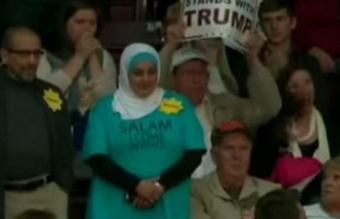 Tramp istejrao muslimanku sa njegovog predizbornog skupa