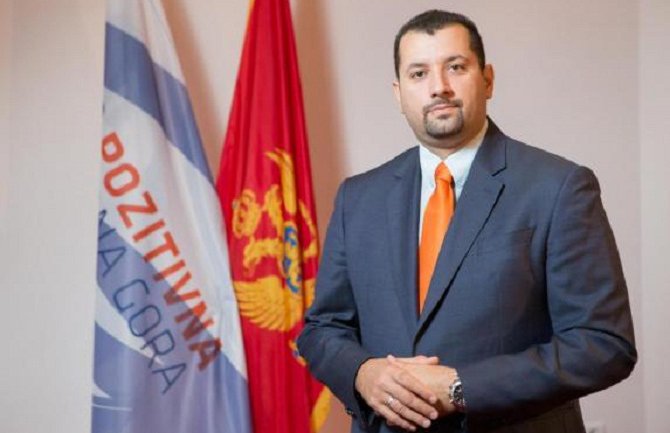 Dječak Bečić bi da se dodvori medijskim tajkunima