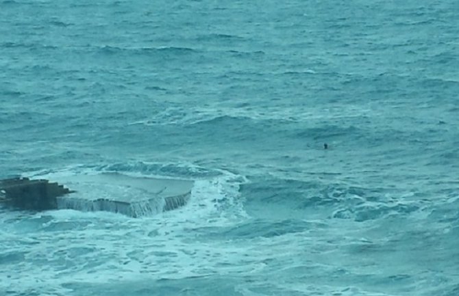 Još jedno zimsko kupanje: Mladić uskočio u  more sa doka na plaži Brijeg od Budve