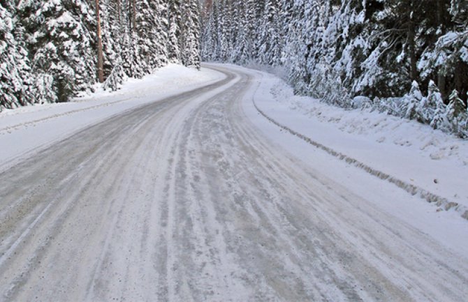Vozači, oprez zbog poledice