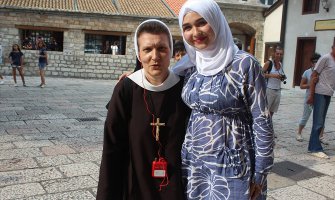 Čiste duše: Zagrljaj hrišćanke i muslimanke u dvorištu Begove džamije