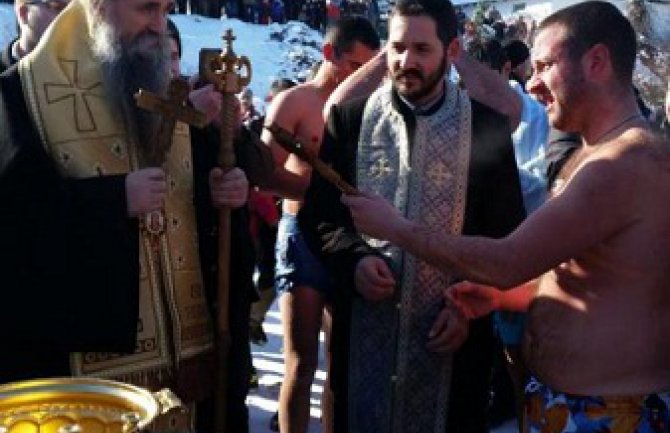 Beranac Nikola Knežević prvi doplivao do krsta