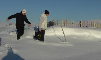 Učitelji iz Sjenice snijegom zavijanim putem svakodnevno pješače do škole i po nekoliko sati