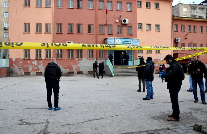 Teroristi bacili ekspoziv u dvorište škole tokom podjele knjižica, pet učenika ranjeno