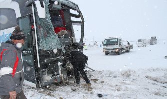 Težak sudar dva autobusa i kamiona u Turskoj, 17 osoba povrijeđeno