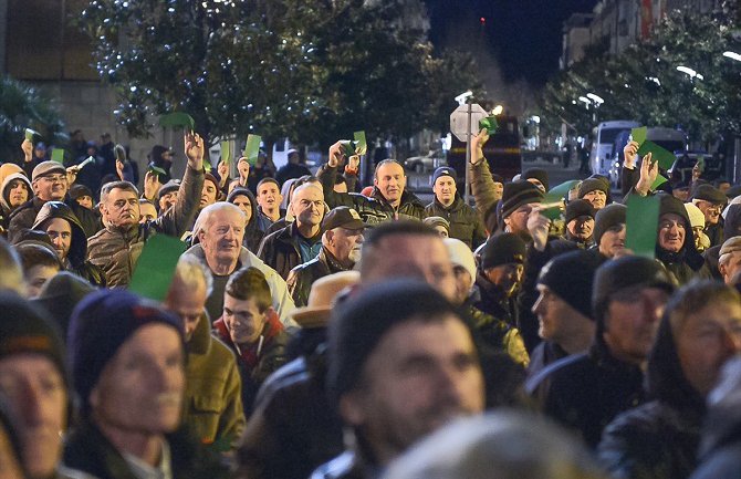 Na večerašnjem protestu DF-a izglasano nepovjerenje Vladi Đukanovića