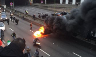 Taksisti protestuju u Parizu: Zapalili vatru na autoputu, policija bacila suzavac