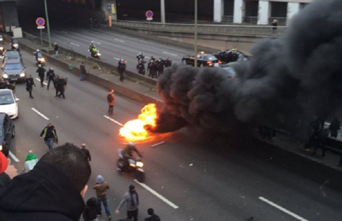 Taksisti protestuju u Parizu: Zapalili vatru na autoputu, policija bacila suzavac