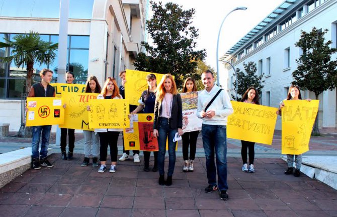 Osudimo sve ono što su proizveli fašizam i nacizam kako bi doprinijeli većem stepenu osjetljivosti na nepravdu