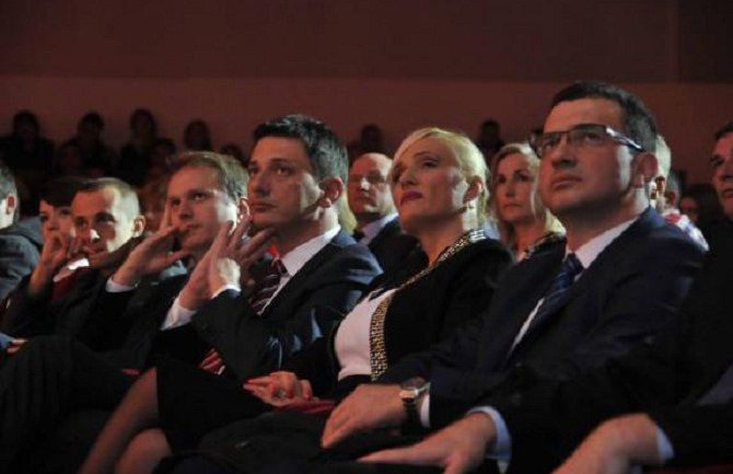 Medijski reketaši preko svojih političkih marioneta hoće da uređuju Javni servis