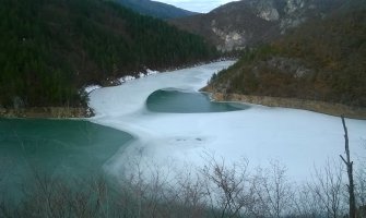 Ljepota prirode: Topljenje leda na jezeru u Otilovićima(FOTO)