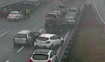 Dramatičan snimak lančanog sudara u Sloveniji