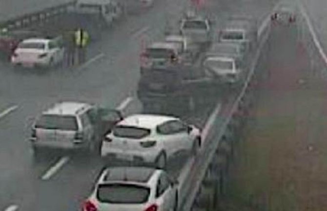 Dramatičan snimak lančanog sudara u Sloveniji