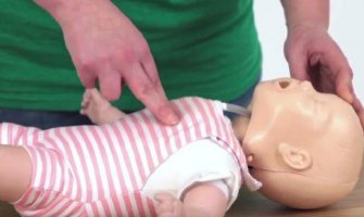 Evo kako da spasite bebu koja je prestala da diše (VIDEO)