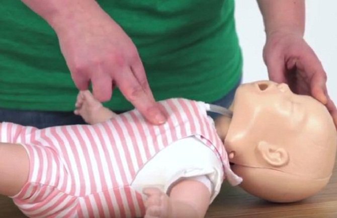 Evo kako da spasite bebu koja je prestala da diše (VIDEO)