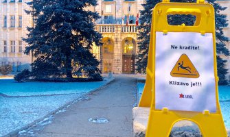 URA postavila plakate i stalak upozorenja ispred sjedišta Prijestonice