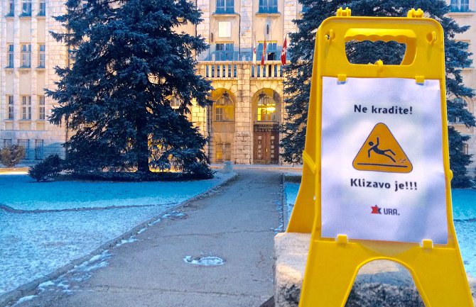URA postavila plakate i stalak upozorenja ispred sjedišta Prijestonice