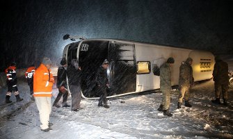 Prevrnula se dva autobusa, povrijeđeno 69 osoba