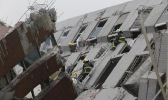 Nakon snažnog zemljotresa pronađene dvije osobe preživjele ispod ruševina