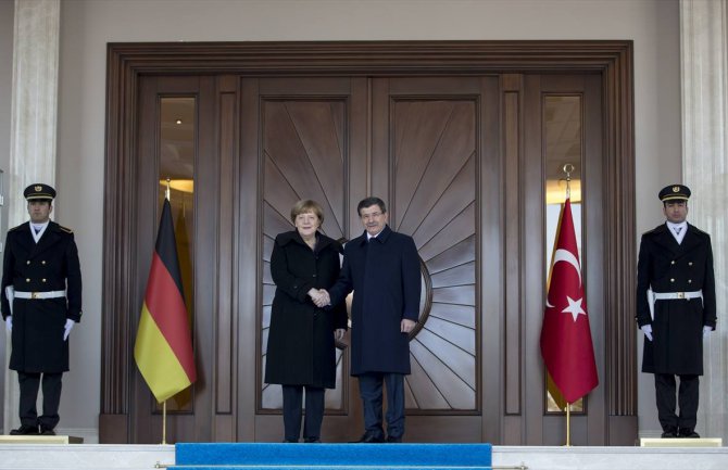 Davutoglu uz najviše državne počasti primio kancelarku Merkel