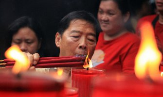 Prvi dan kineske Nove godine: Kinezi posjećuju hramove i mole za mir u svijetu