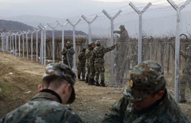 Makedonci razapinju  ogradu prema Grčkoj kako bi zaustavili migrante (FOTO)