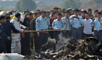 Vojni avion pao na kuću, poginuli članovi posade (FOTO)