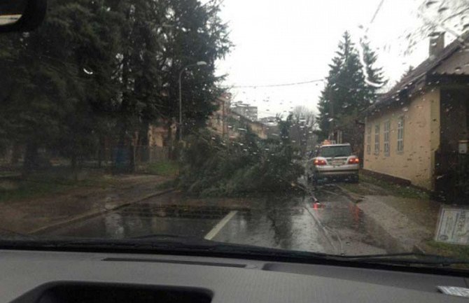 Veliko nevrijeme u Banjaluci: Ulice poplavljene, padalo i drveće (VIDEO) (FOTO)