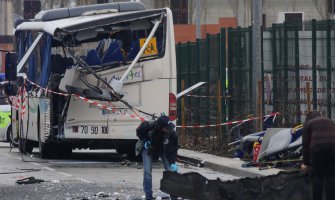 U sudaru školskog autobusa i kamiona poginulo šestoro djece