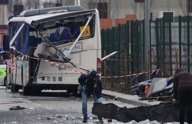 U sudaru školskog autobusa i kamiona poginulo šestoro djece