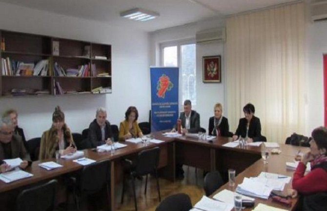 Bolje da se 50 miliona eura opredijeljenih za majke usmjere na zapošljavanje