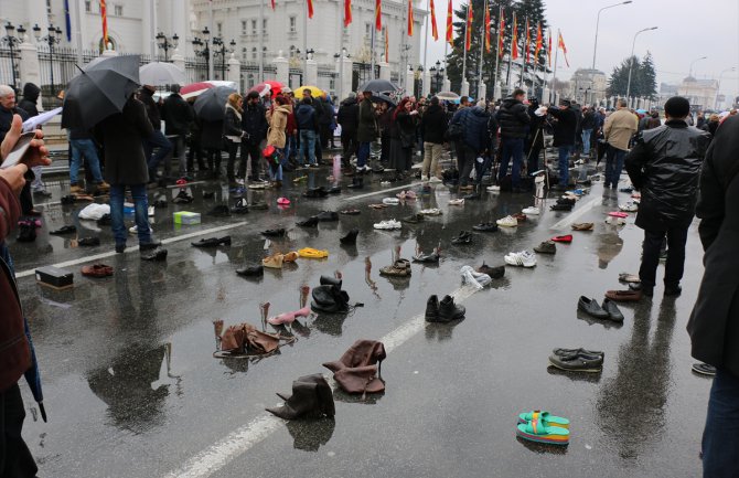 Protest građana Skoplja s cipelama u rukama (FOTO)