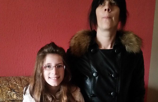 Apel za pomoć: Samohrana majka živi sa ćerkom bez struje, u strahu od bivšeg supruga