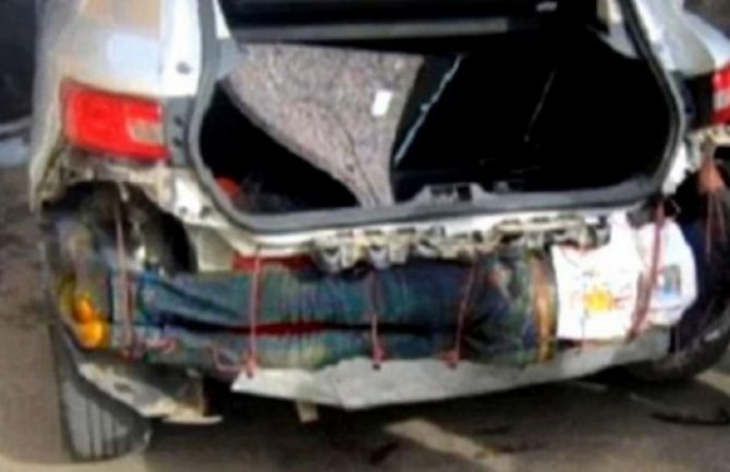 Policija otkrila migranta sajlama privezanog ispod branika